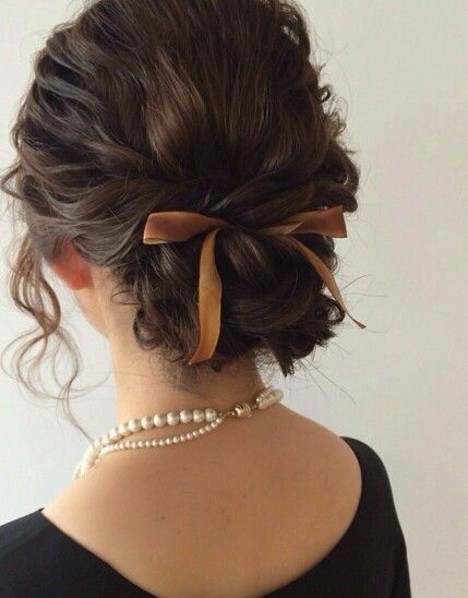 braided up-do with ribbon bow Timeless Hairstyles, Gaun Koktail, Intricate Braids, Hairstyles Design, Stunning Hairstyles, Peinados Fáciles Para Cabello Corto, Penteado Cabelo Curto, Party Hairstyles, Grunge Hair