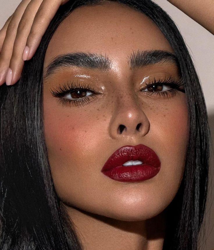 Simple Red Eye Makeup, Eyebrows Arched, Easy Summer Makeup, Make Up Sposa, Red Lips Makeup Look, Maquillage On Fleek, Red Lipstick Makeup, Summer Makeup Looks, Red Lip Makeup