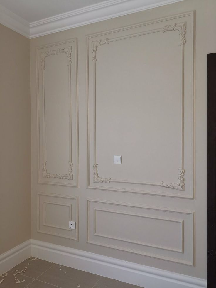 an empty room with beige walls and white trim