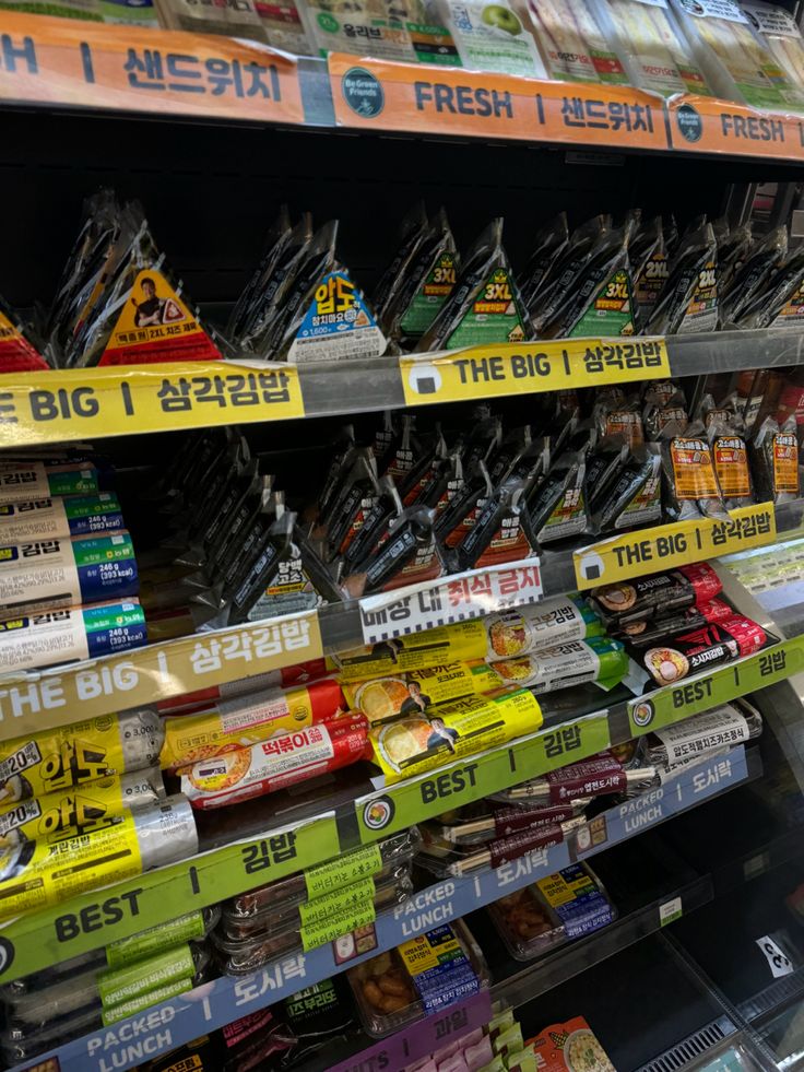 korean convenience store Korean Convenience Store Exterior, Korean Convenience Store Aesthetic, Convenience Store Aesthetic, Korean Kimbap, Korean Convenience Store, Groceries Shopping, Store Aesthetic, Korean Snacks, Dr House