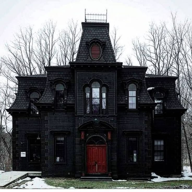 Pin by 𝒟𝒶𝓈𝒽𝓎 𝒬𝓊𝒾𝓃𝓃 on Black | Gothic house, Victorian homes, Gothic homes