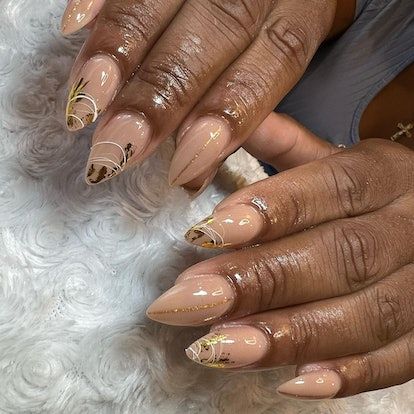 Taylor’s Glittery Mani, Chrome Tips, & More Non-Cheugy Football-Inspired Nail Ideas Nude Nails Brown Skin, Gold Pearl Nails, Nude Nails Brown, Nails Brown Skin, Football Nail Designs, Nail Palette, Chrome Tips, Dance Ministry, Pink Toe Nails