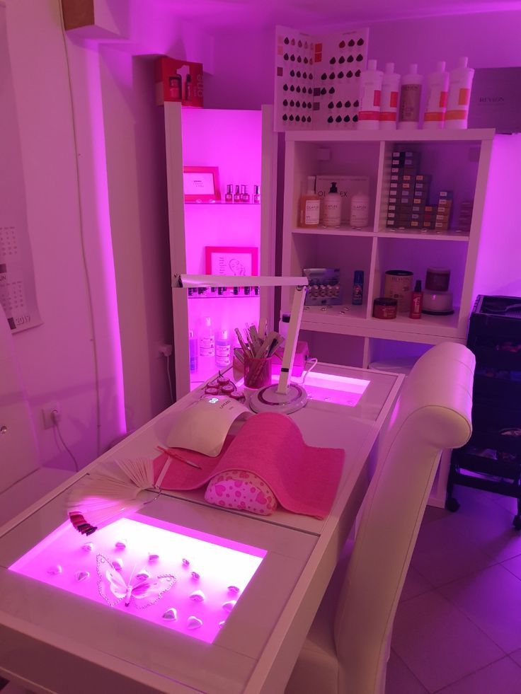 Cute Nail Tech Station, Nail Room Ideas In Bedroom, Acrylic Nail Room Ideas, Beauty Home Salon, Cute Nail Studio, Nail Tech Station In Bedroom, Nail Salon In Bedroom, Purple Nail Tech Room, At Home Nail Room Ideas