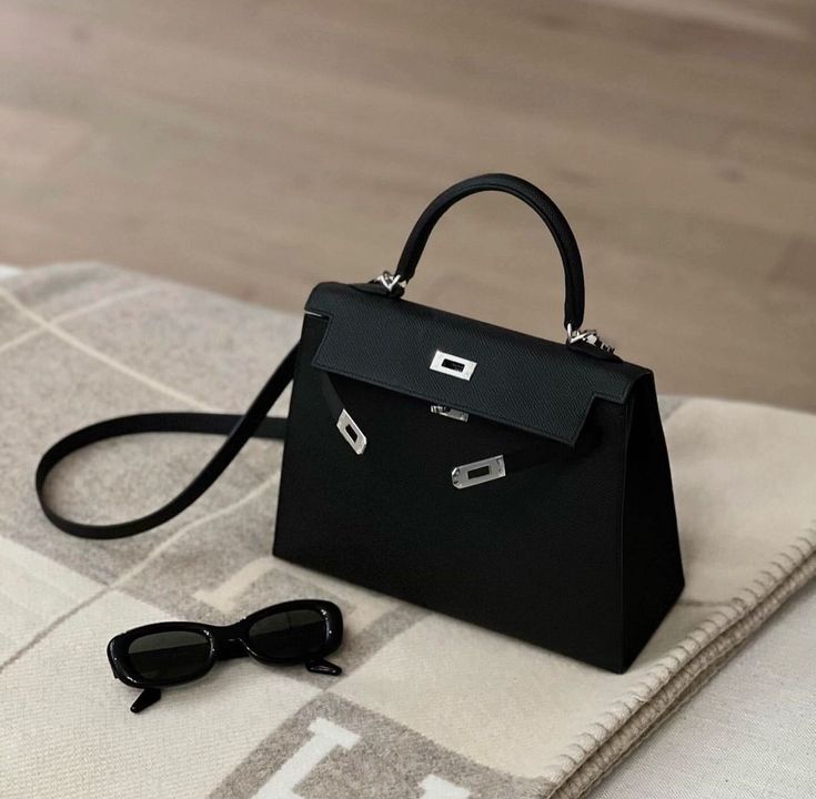 Luxury Bags Collection, Hermes Kelly Bag, Pretty Jewelry Necklaces, Women's Bags By Style, Kelly Bag, Designer Totes, Hermes Handbags, Bags Aesthetic, Bag Collection