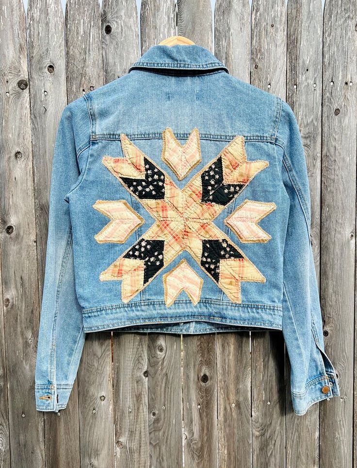 Clothing Modifications, Quilt Jackets, Jean Jacket Diy, Jeans Custom, Upcycled Denim Jacket, Quilted Clothing, Sweatshirt Refashion, Clothing Crafts, Upcycle Clothes Diy