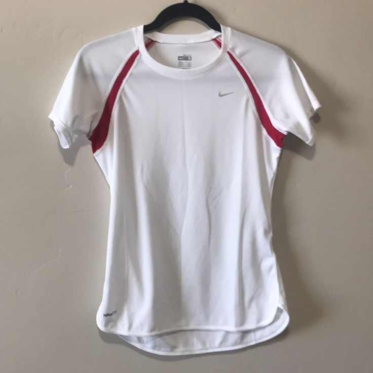 White With Pink Accents Nike Dry Fit Short Sleeve Top. Never Worn, Perfect Condition. Vintage Nike T Shirt, Old Nike Clothes, Track And Field Outfits, Trippy Clothes, Nike Clothing, Soccer Season, Volleyball Shirt, Nike Top, Tops Nike