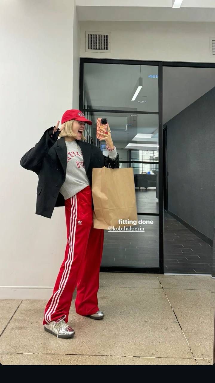 Outfit Ideas With Adidas Pants, Red Addidas Outfits Girl, Red Adidas Shorts Outfit, Adidas Red Pants Outfit, Adidas Pants Outfit Winter, Track Pants Outfit Winter, Outfits Pantalon Rojo, Red Track Pants Outfit, Adidas Pants Outfit Fashion