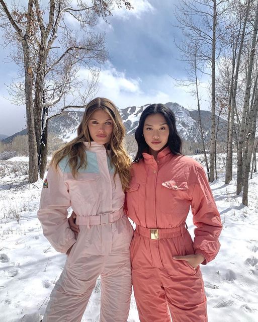 Overalls Outfit Winter, Ski Costume, Quirky Poses, Ski Suits For Women, Snowboarding Outfits, Cold Winter Outfit, Womens Ski Outfits, Ski Outfit For Women, Ski Apres