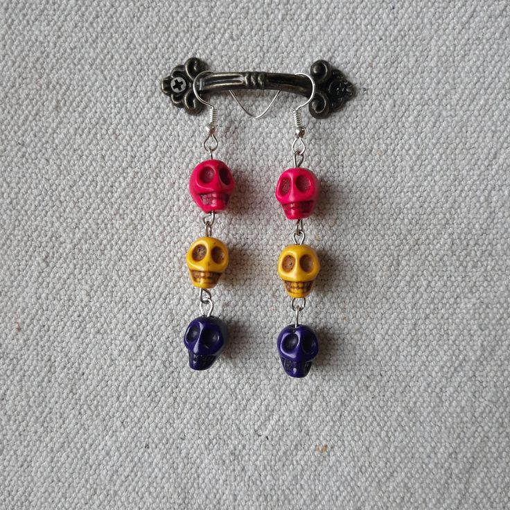 Sugar Skull Drop Earrings Are Multi Colored Sugar Skulls On Silver Wire. 2.75 Inch Drop Length On Silver French Hook. Halloween Earrings Diy, Beaded Decor, Sugar Skull Jewelry, Sugar Skull Earrings, Colored Sugar, 14k Gold Hoop Earrings, Halloween Beads, Diy Jewelry Unique, Gold Leaf Earrings