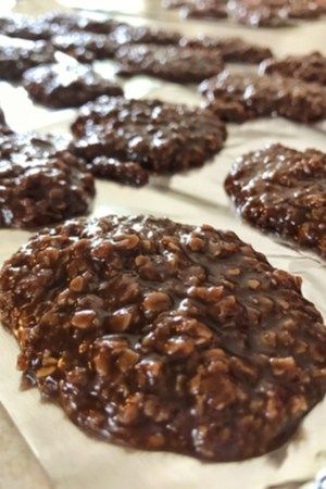 chocolate cookies are lined up in rows on the counter top, ready to be eaten