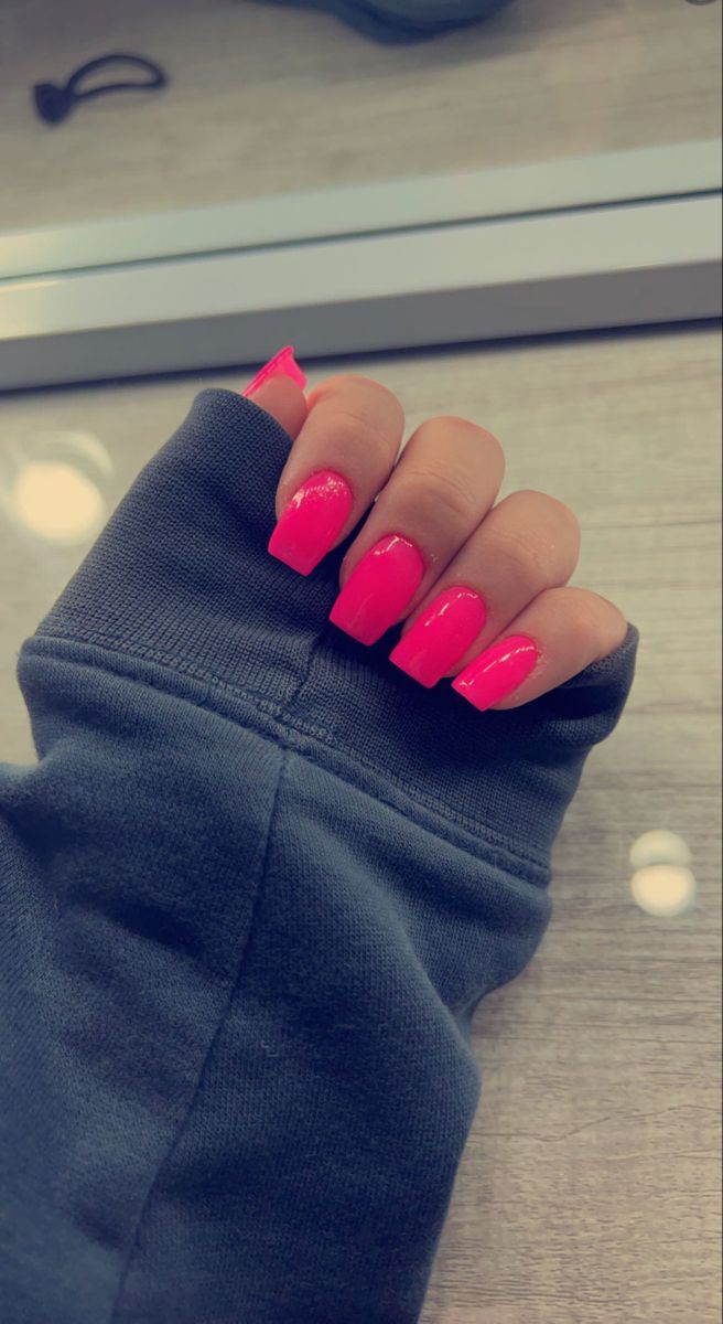 Hot Pink Nails Square Medium, Square Acrylic Nails Plain Color, Cute Solid Color Acrylic Nails, Short Gel Nails Bright Colors, Solid Color Short Square Nails, Short Coffin Hot Pink Nails, Nail Ideas Basic Colors, Nails Acrylic Single Color, Solid Pink Nails With Design