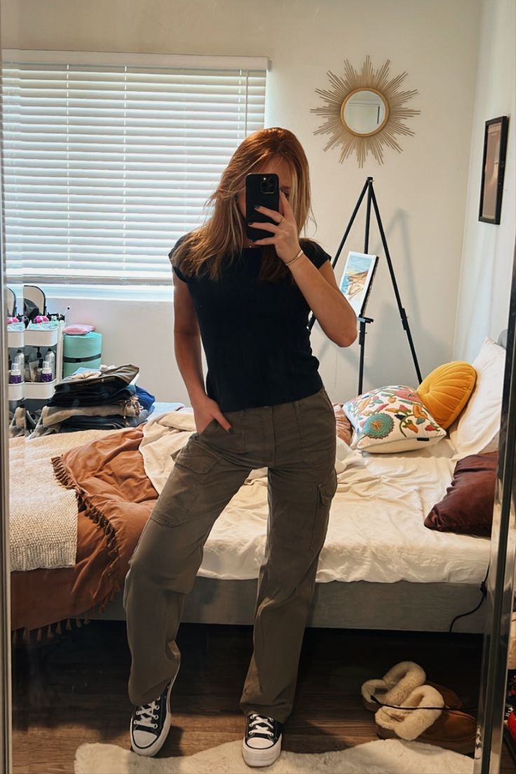 Cargo Pants Brandy Melville, Granola Girl Summer, Olive Green Outfit, Indie Fits, Outfit Navy, Olive Green Cargo Pants, Zara Baby, Green Cargo Pants, Granola Girl