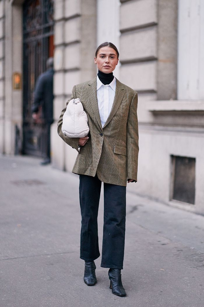 Paris fashion week street style fall 2019 Mode Dope, Emerging Designers Fashion, Paris Fashion Week Street Style, Pullover Outfit, Looks Street Style, Outfit Trends, The Best Street Style, Autumn Street Style, Best Street Style