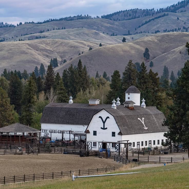 Yellowstone Home, Yellowstone Aesthetic, Kevin Costner Yellowstone, Kayce Dutton, Dutton Family, Yellowstone Tv Show, Yellowstone Ranch, Yellowstone Tv Series, Yellowstone Montana