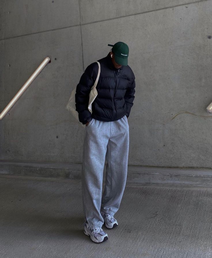 New Balance 530 Outfit, Minimal Streetwear, Spiritual Fashion, Puffer Jacket Outfit, New Balance Outfit, Cap Outfit, Green Cap, Joggers Outfit, Mens Trendy Outfits