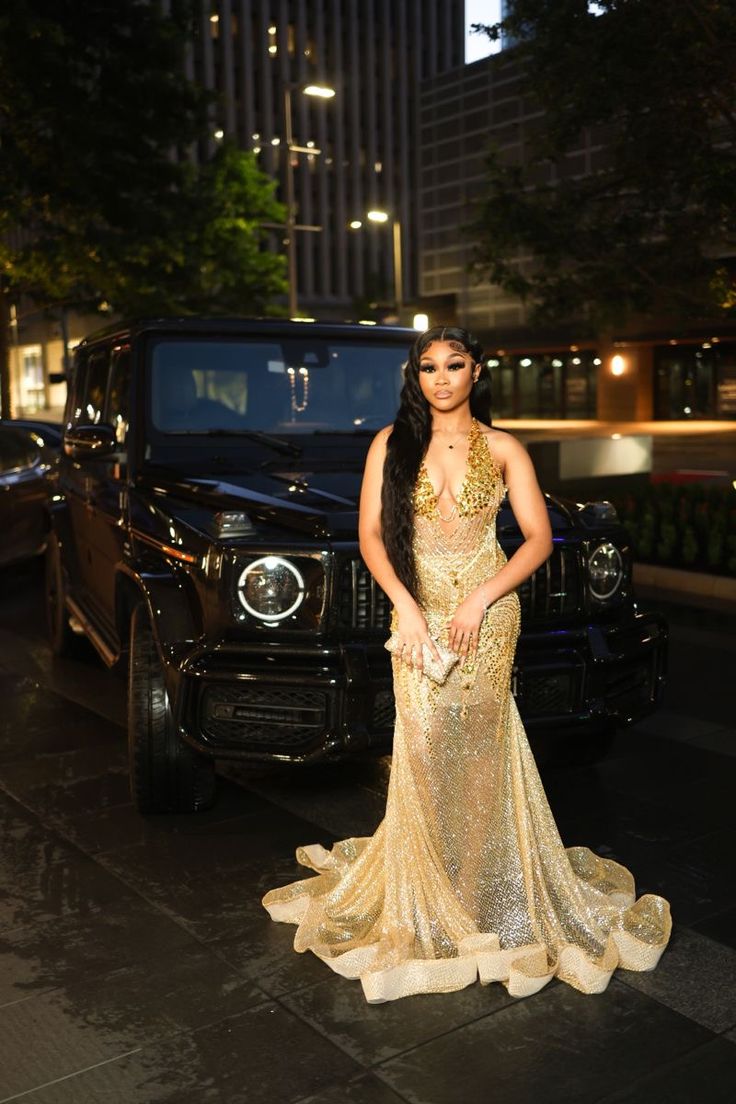 Champagne Gold Prom Dress, Gold Dresses For Prom, Prom Looks Black Women, Gold Prom Dresses Black Women, Jayda Outfits, Baddie Prom Dresses, Prom Black People, Prom Shoot, Sequin Mermaid Prom Dress