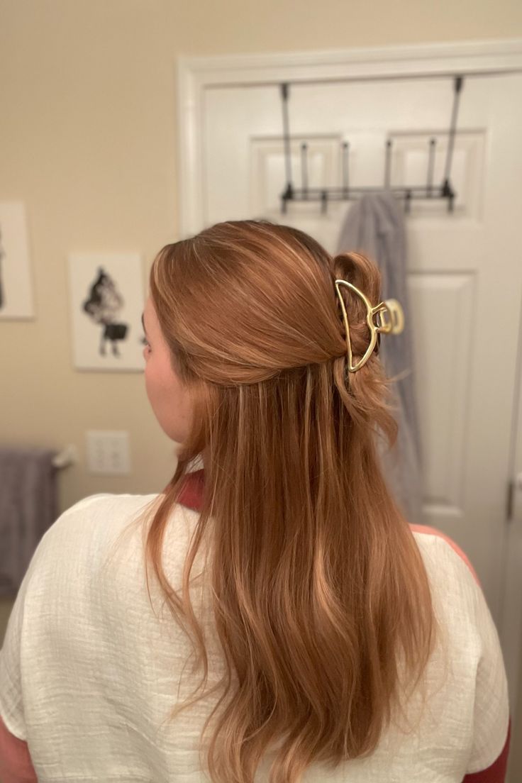 Back to School Claw Clip Hairstyle Gold Claw Clip Half Up Half Down, Gold Hair Clips Hairstyles, Half Up Half Down Clip, Claw Clip Half Up Half Down, Half Up Half Down Claw Clip, Half Up Claw Clip Hairstyles, Long Hair Claw Clip Hairstyles, Clip Hairstyles Long Hair, Simple Claw Clip