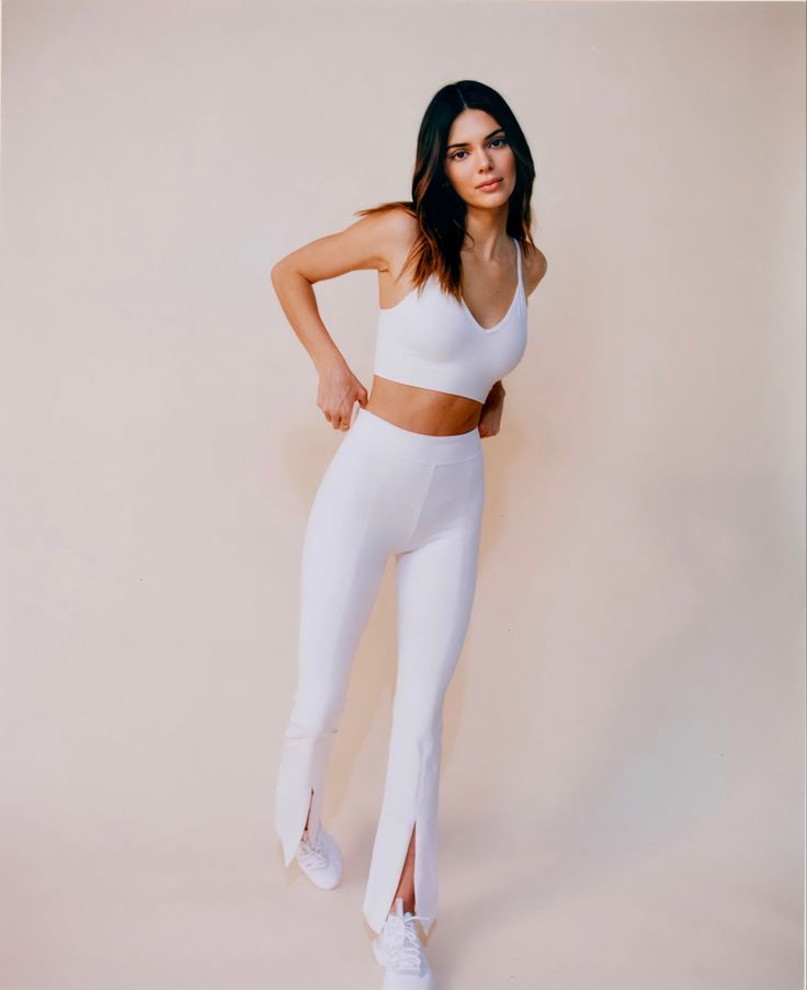 Celebrity Yoga Outfit, Kendall Jenner White, Kendall Jenner Workout, Alo Yoga Outfit, Stile Kendall Jenner, Girls Sports Clothes, Chloe Grace Mortez, Working Out Outfits, Kendall Style