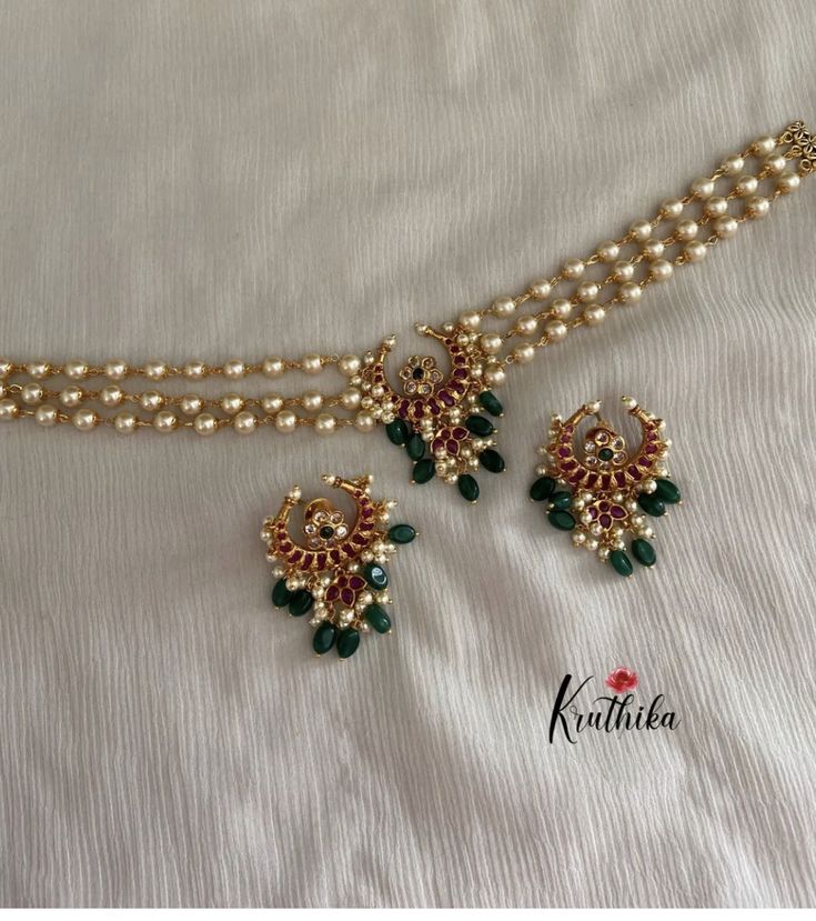 Simple Neck Sets Jewellery, Simple Jwellery Design For Saree, Pearl Chocker Ideas Indian, Perls Jewellery Indian, Jwellary Design Necklace, Pearl Jewellery Indian, Indian Gold Beads Jewelry, Simple Jewelry For Saree, Beads Choker Necklace Indian Gold