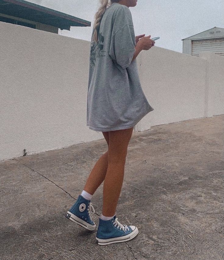 Over Sized Tees Outfits, Slouchy Summer Outfits, Converse Beach Outfit, California Beach Style Outfit, Womens Cute Summer Outfits, Comfy Beach Outfit Casual, Oversized Tshirt Outfit 2024, Skater Girl Summer Outfits, Outfits To Wear To Hawaii