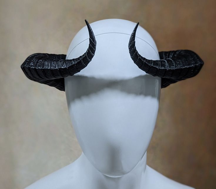 Demon Horns Aesthetic, Tiefling Horns Styles, Demon Horns Cosplay, Capricorn Horns, Demon Tail Designs, Succubus Horns, Horn Styles, Halo Horns, Red Tiefling