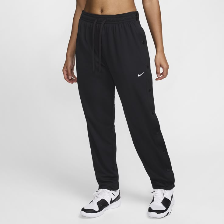 Throw them on, tear them off, shoot your shot: These easy-fitting, sweat-wicking pants let you do it all in comfort. An updated drawcord can be tied inside or outside for comfort and style. Nike Pants Outfit Women, Nike Pants Outfit, Nike Sweatpants Women, Sweat Clothes, Black Nike Joggers, Black Nike Sweatpants, Basketball Pants, Dr Closet, Nike Sweats