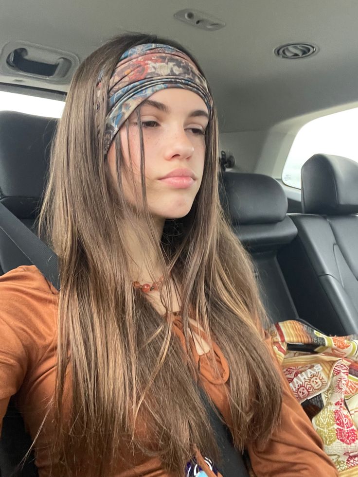 Boho Headband Outfit, Boho Headband Hairstyles, Boho Bandeau Hairstyles, Native Hairstyles, Elastic Headband Hairstyle, 70s Hippie Hair, Hippy Headband, Hippie Headband Hairstyles, Hippie Hair Bands