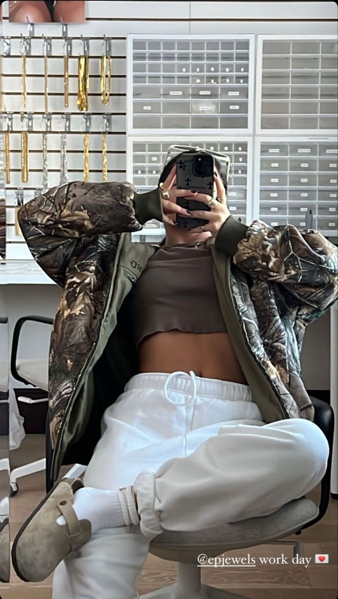 Womens Winter Streetwear Fashion, Fall Camo Outfits, Fall Streetwear Outfits 2023, Fall Lazy Outfits For School, 26 Degree Weather Outfit, Camo Jacket Outfit Aesthetic, Fall Evening Outfit Casual, Lazy Fall Fits, Hat And Hoodie Outfit