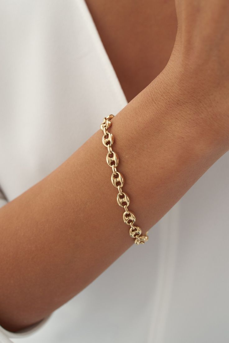 Puffed Anchor Mariner 14k Real Gold Link Bracelet, 7mm Anchor Chain Bracelet, Real Gold Jewellery, Gift for Her Weight: 5,5-6 gram Perfect piece for every day look that can be used alone.Bracelet Includes a lobster clasp to uphold strength and comfort. This bracelet is made with real 14k gold and is stamped with the appropriate 14k metal stamp 585. * Width of Link: 7 MM * Length of Link: 9 MM Links are hollow. The perfect birthday or holiday (Valentines Day, Hanukah, Christmas, Mothers Day...etc Mariner Chain Bracelet, Solid Opal Ring, Creative Jewelry Photography, Gold Link Bracelet, Real Gold Jewelry, Anchor Chain, Gold Link, Gold Bracelets, Gold Necklaces