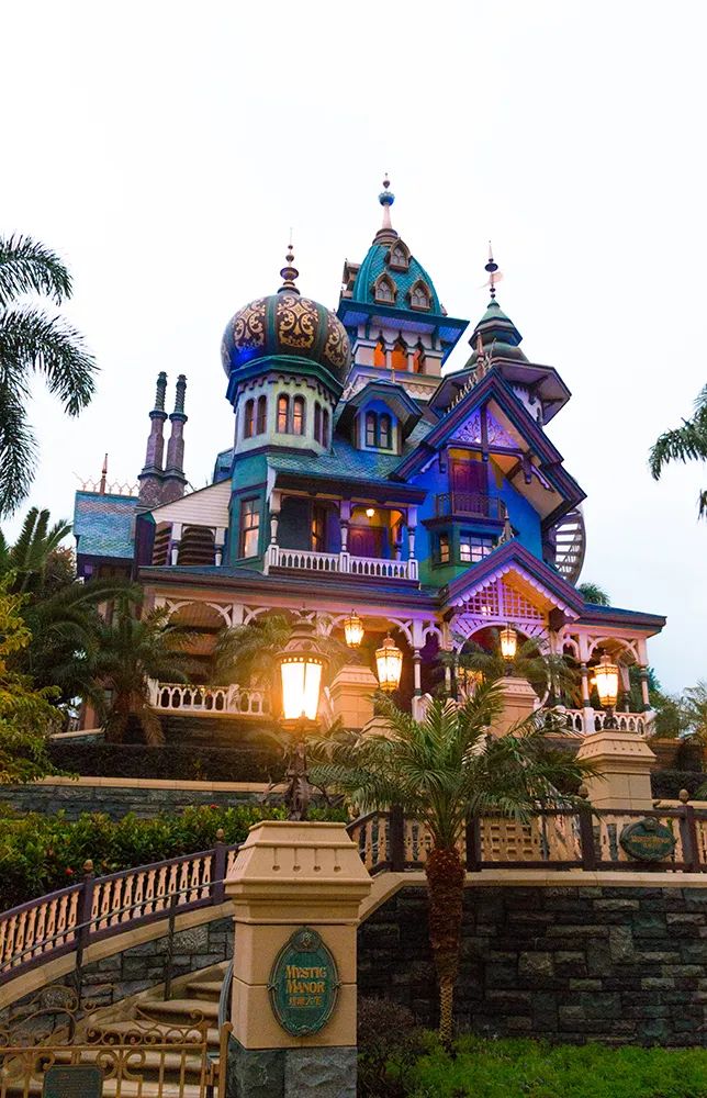 mystic manor at hong kong disneyland Mystic Manor Hong Kong, Mystic Manor, Disneyland Guide, Hong Kong Disneyland, Victorian Houses, Disney Life, The Resistance, Haunted Mansion, Disney Christmas