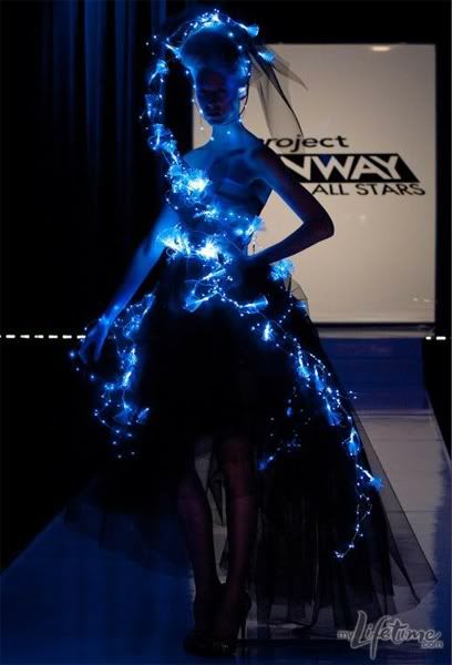 Magnificent magical LED lights featured on Lifetime's Project Runway! AYE YAI YAI that is gorgeous. "Make it work!" (Love you, Tim Gunn.) Austin Scarlett, Light Up Dresses, Led Clothing, Dark Dress, Led Fashion, Led Dress, Light Dress, Technology Fashion, Project Runway