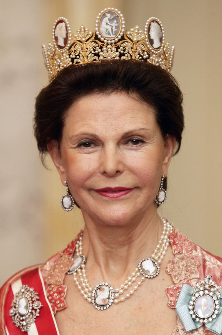 an older woman wearing a tiara and pearls