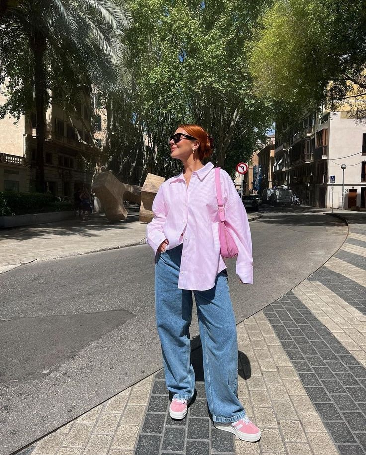 Japan Airport Outfit, Minimalistic Outfits Summer, Decent Summer Outfits, Pink Shirt Outfit Aesthetic, Ellie Beatrice Joslin, Pink Shirt Outfit, Oversized Shirt Outfit, Fall Travel Outfit, Outfits Con Jeans