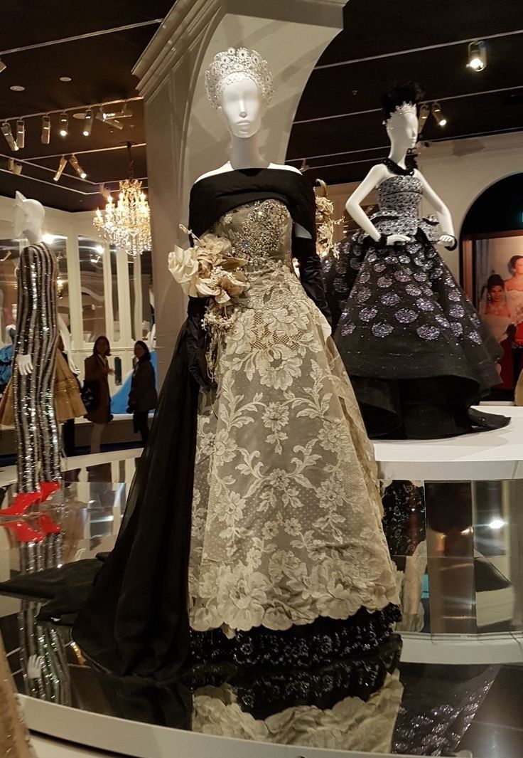 Dior Iconic Dress, Dior Fits, Exhibition Outfit Ideas, Dior Dress Elegant, Dior Vintage Dress, Ngv Melbourne, Vintage Dior Dress, Dior Couture Dresses, Christian Dior Gowns