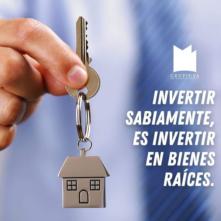 a hand holding a house shaped keychain with the words investrir sabianente, es invertir en bierni