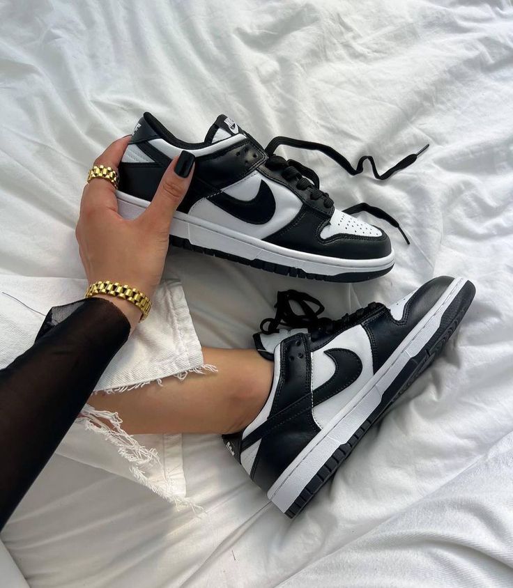 Nike Dunk Low Outfit Woman, Edgy Fall Outfits, Panda Shoes, Minimalist Sneakers, Pretty Shoes Sneakers, Fashion Shoes Heels, Tenis Nike, Cute Nike Shoes, Cute Nikes