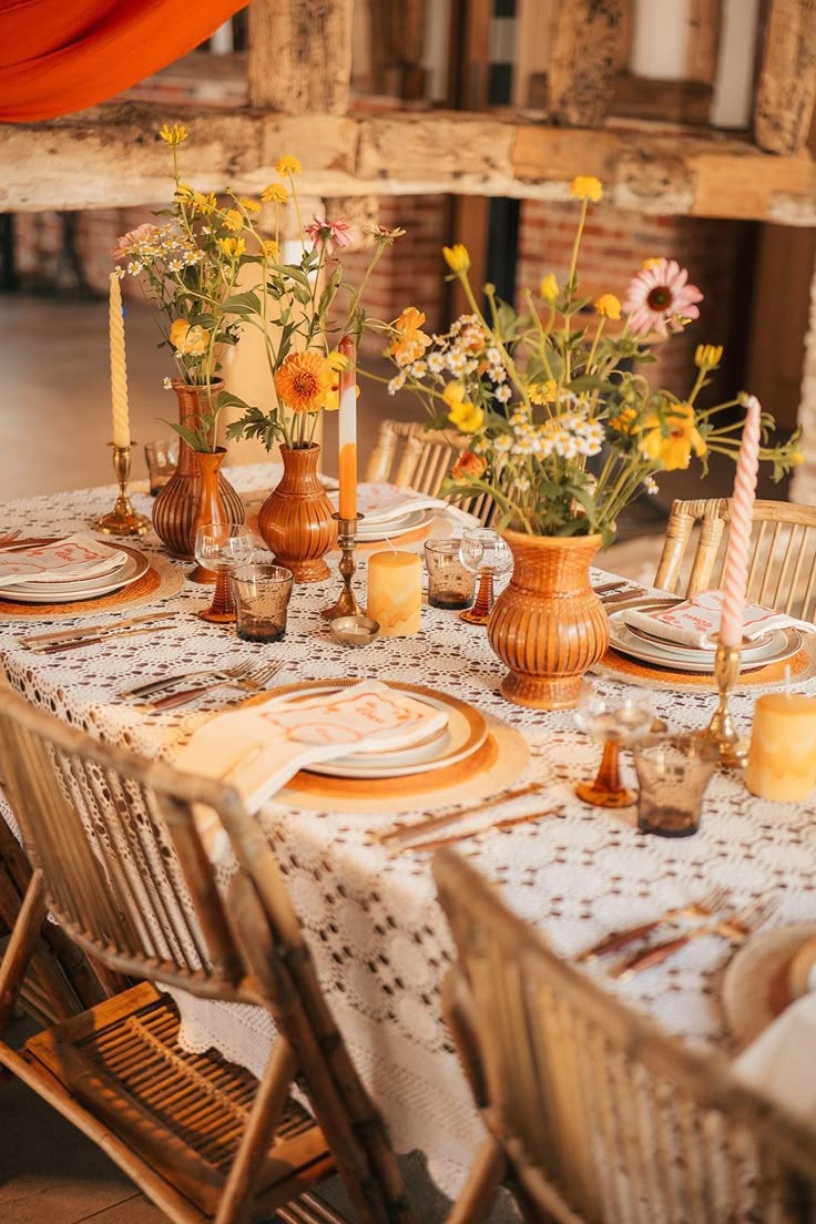 Retro orange wedding inspiration using patterned and textured candles, orange and yellow wedding flowers and more Vintage Boho Wedding Table Settings, 70s Themed Table Decor, 1970s Inspired Wedding, 70s Wedding Table Decor, 60s Wedding Theme Vintage, 1970s Wedding Decor, Mcm Wedding Decor, 70s Table Decor, 60s Table Decorations