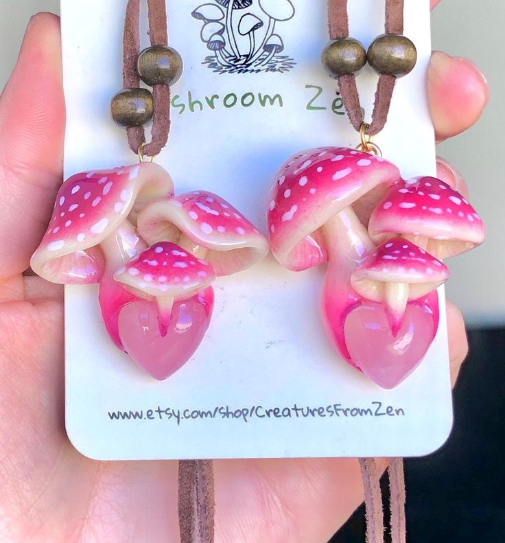 Handmade mushroom charms with crystals. Come with 2 pendants , you can give your best friend one or keep both of them💜 Glow in dark. Comes with 24 inches adjustable sliding knot leather cord. Hope you love it! Made with love♥️🤲🏻 Cottagecore Crafts, Clothe Styles, Character Accessories, Mushroom Aesthetic, Mushroom Core, Craft Journal, Mushroom Pendant, Mushroom Jewelry, Glow In Dark