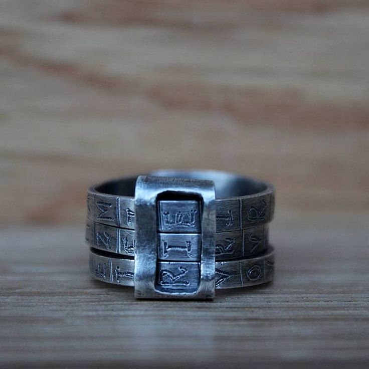 Handmade ring in silver 925, and slightly aged. Inspired by a cryptex. You can make different combinations of three-letter words. A Cryptex is a cylindrical-shaped device that serves to conceal secrets inside and which was designed by Leonardo Da Vinci.  It is surrounded by letters or numbers that revolve forming words and combinations. When properly aligned, the inside of the Cryptex can be accessed. It usually contains a papyrus, which is wrapped around a specimen with vinegar. This specimen i Metal Casting Jewelry, Code Secret, Secret Code, Magical Jewelry, Jewels Rings, Rings Statement, Handmade Ring, Metal Working, Statement Rings