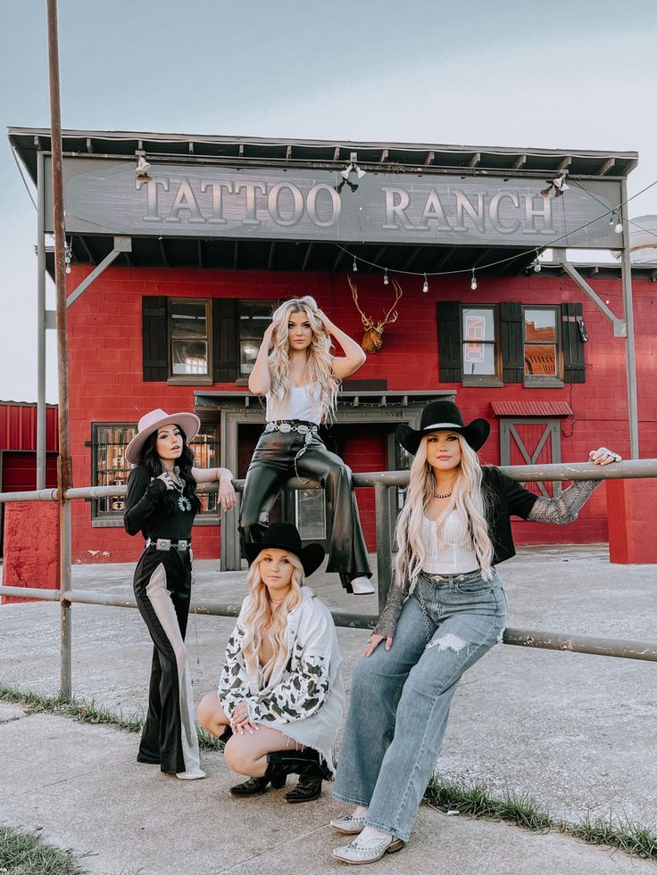 Western Photoshoot Ideas, Western Inspired Outfits, Western Photo Shoots, Cowgirl Photoshoot, Clothing Aesthetics, Friends Group Photo, Cowgirl Photo, Band Photoshoot, Western Photoshoot