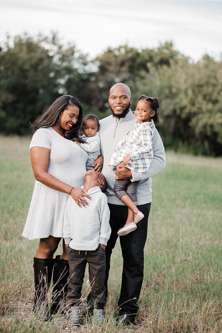 Black Family Photoshoot Outfits, All Black Family Photoshoot, Family Beach Photo Outfits, Black Family Portraits, Beach Photo Outfits, Black Family Photoshoot, Unique Family Photos, Family Photoshoot Ideas, Group Photoshoot