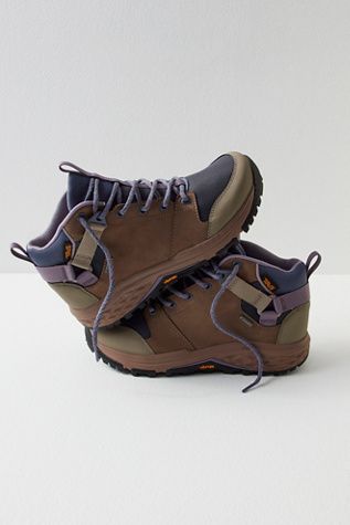 Vintage Hiking Shoes, Women’s Hiking Shoe, Hiking Boots Aesthetic, Cute Hiking Boots, Stylish Hiking Boots, Hiking Sneakers Women, Teva Boots, Hiking Shoes For Women, Women’s Hiking Boots