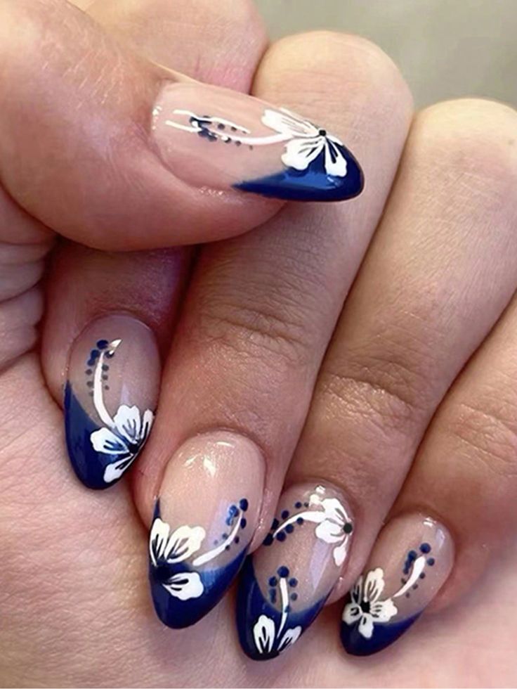 24 stuks middellange amandel nepnagels paarse bloemen Franse volledige dekking valse nagel voor vrouwen en meisjes nieuwjaarscadeauIk heb geweldige producten ontdekt op SHEIN.com, kom ze bekijken! Nagellack Trends, Easy Nails, Vacation Nails, Blue Nail, Stick On Nails, Nail Designs Spring, Floral Nails, Nail Accessories, Flower Nails