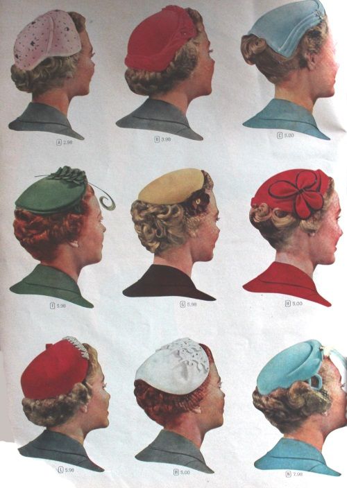 1955 Juliette caps frame the crown but leave the short hairstyles exposed Cabelo Pin Up, 1950s Hats, Mode Rockabilly, Popular Hats, Veiled Hats, Vintage Fashion 1950s, Womens Hats, Look Retro, Millinery Hats