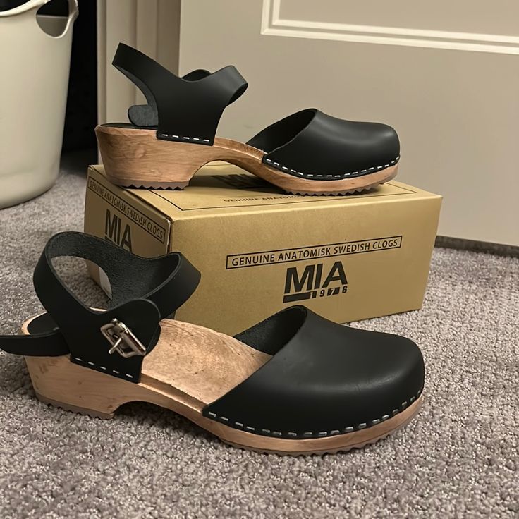 Brand New Mia Clogs, Bought For $145, Never Worn! Perfect Condition, No Wear, Scuffs, Or Tears. Original Packaging. 10 But Fits Like 9.5 Pink Chunky Heels, Mia Clogs, Mia Boots, Gold High Heel Sandals, Mia Sandals, High Heel Clogs, Creative Clothing, Swedish Clogs, Gold High Heels