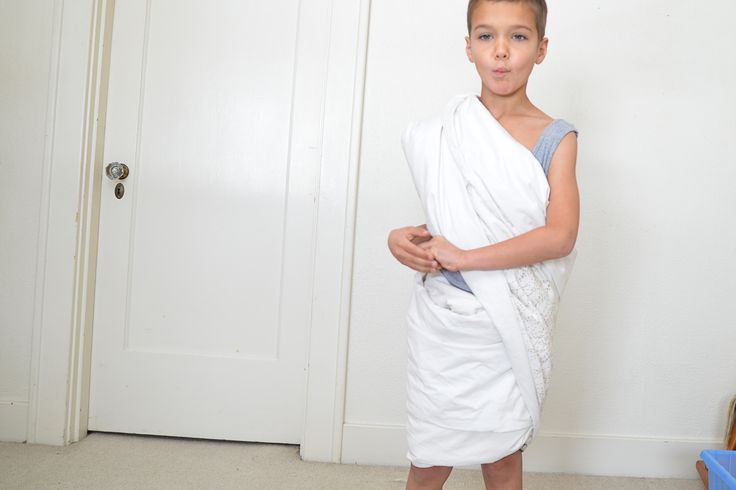 How to Make a Toga Costume for a Kids' Play How To Tie A Toga, How To Make A Toga, Diy Toga, Greek Goddess Costume Diy, Eos Goddess, God Costume, Greek Outfit, Greek Toga, Greek God Costume