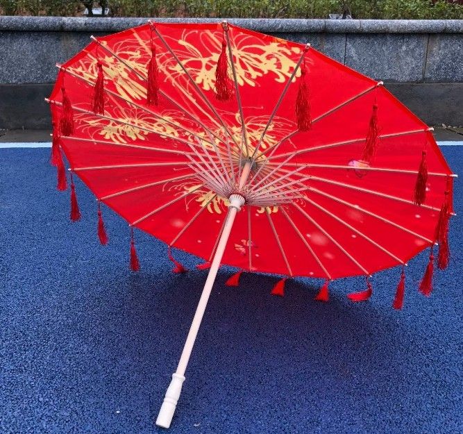 China Umbrella, Taiwanese Wedding, 10 Years Girl Dress, Chinese Parasol, Chinese Christmas, Chinese Umbrella, Japanese Room, Paper Umbrellas, Kimono Design