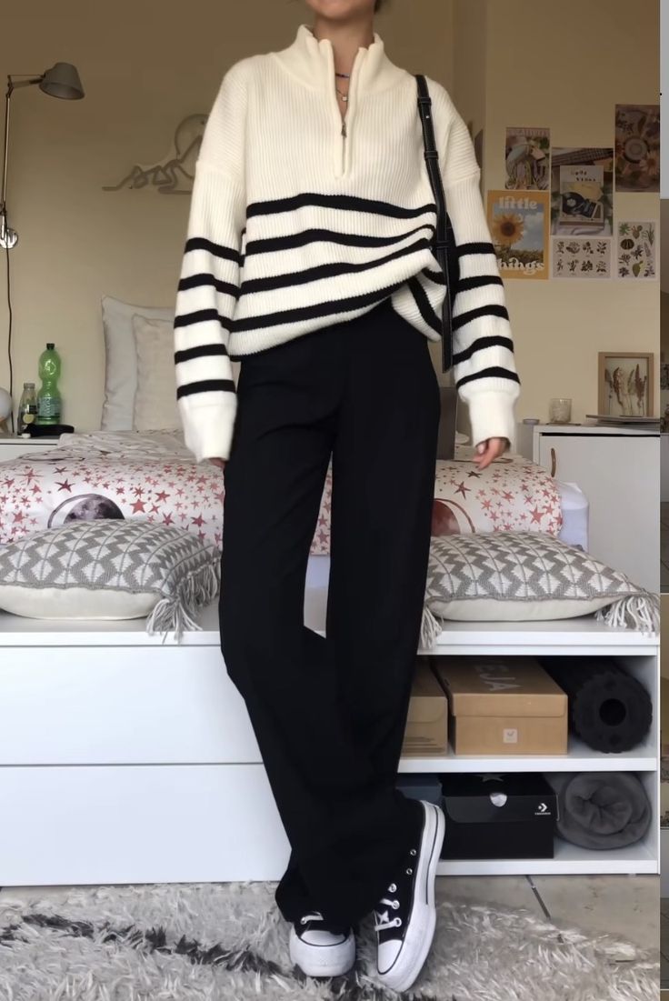 Health Assistant Outfit, Outfit Styles Names, Pants Wide Leg Outfit, Tshirt Winter Outfit, Wide Legs Outfit, Reading Outfits, Pants Outfit Aesthetic, Chique Outfits, Winter Fashion Outfits Casual