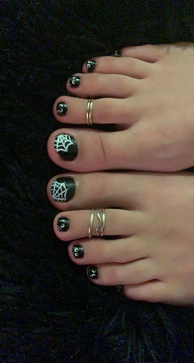 Halloween Nails Pedicure, Simple Halloween Toe Nails, Toe Nail Designs For Halloween, Witchy Pedicure, Cute Toenail Designs For Fall, Easy Toenail Painting Ideas, Easy Halloween Toenails, Halloween Toe Designs, Spiderweb Toenails