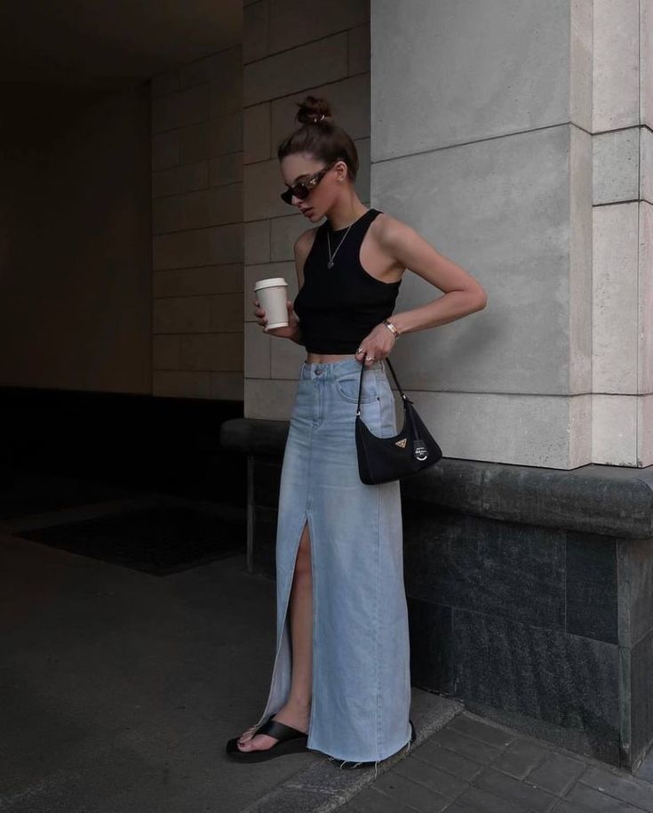 Outfit Jupe En Jean, Long Denim Skirt Outfit Street Styles, Maxi Denim Skirt Outfit, Long Denim Skirt Outfit, Skirt Streetwear, Denim Skirt Outfits, Long Denim Skirt, Maxi Skirt Outfits, Womens Maxi Skirts